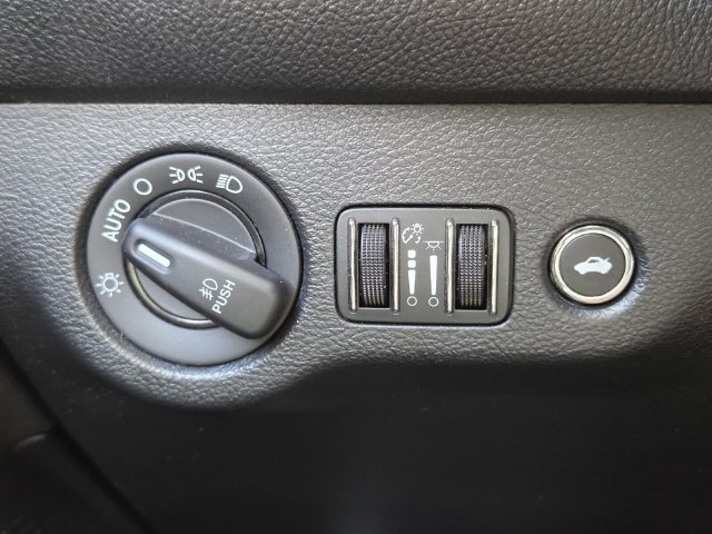 Used 2016 Dodge Challenger R/T w/ Driver Convenience Group RWD image 21