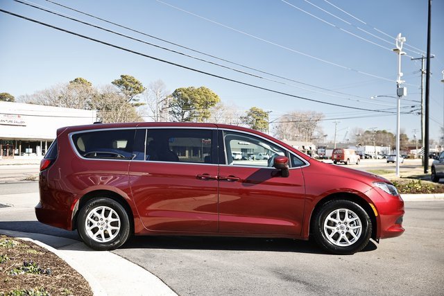 Used 2022 Chrysler Voyager LX image 7
