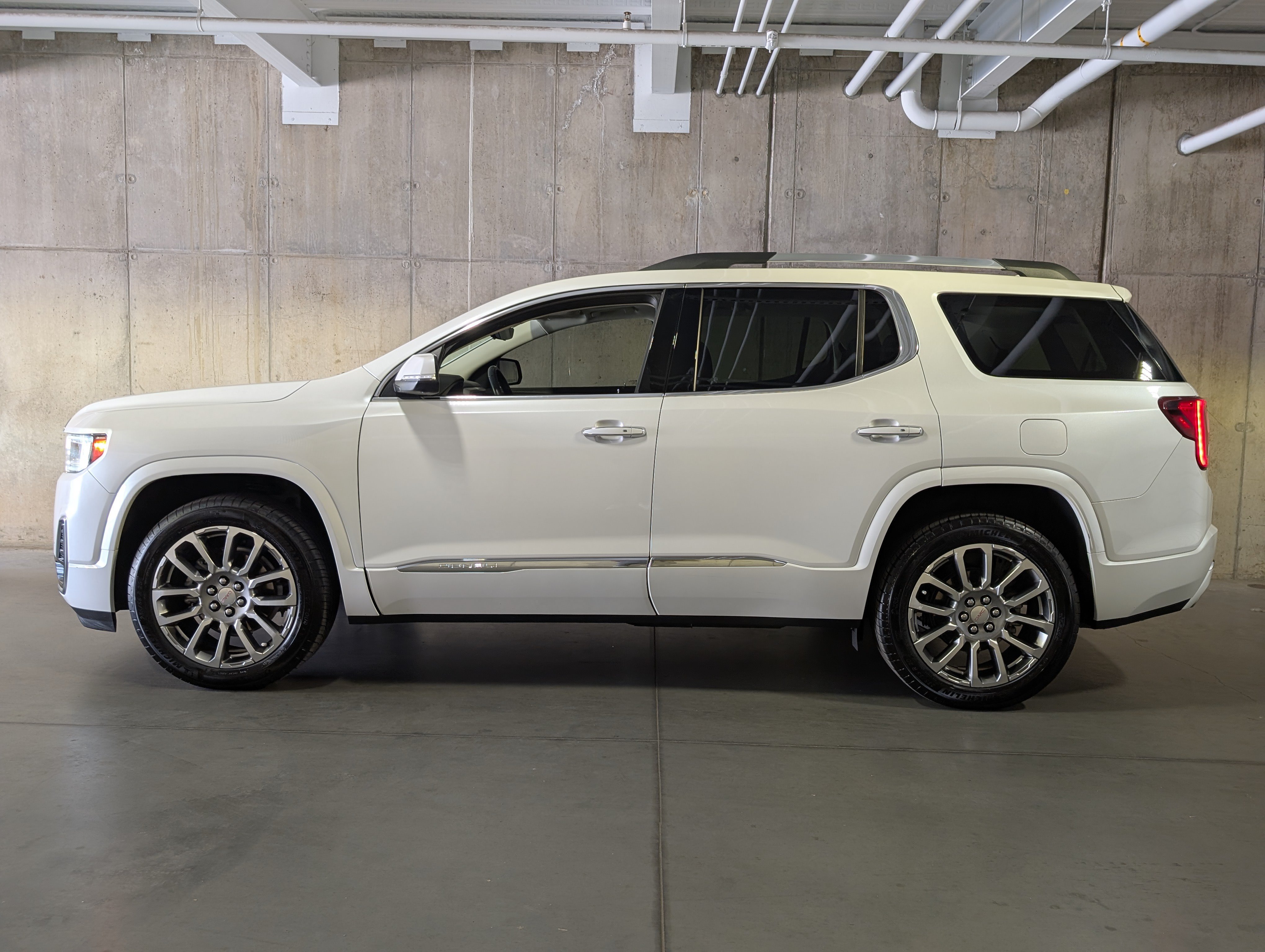 Used 2022 GMC Acadia Denali w/ Denali Ultimate Package AWD/4WD image 2