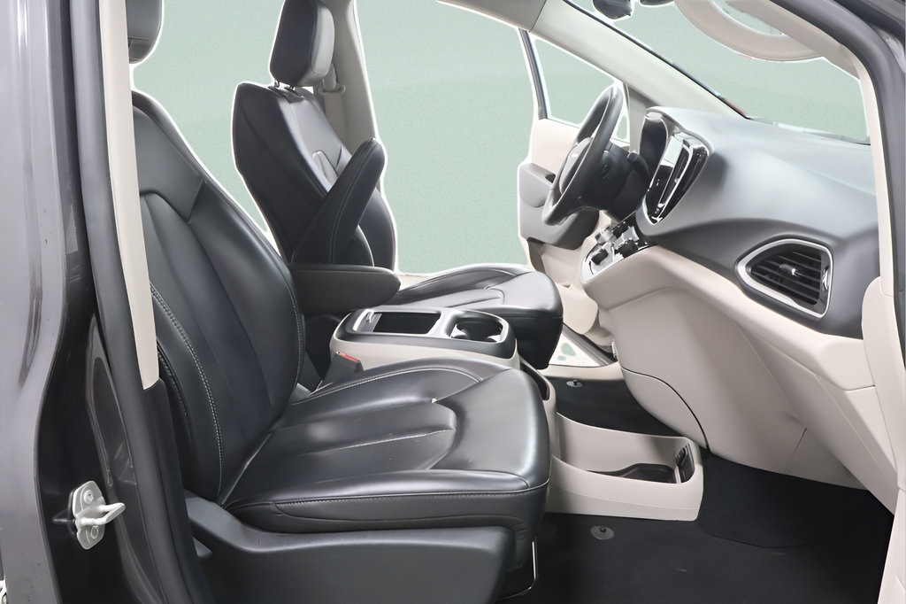 Used 2023 Chrysler Pacifica Touring-L FWD image 27