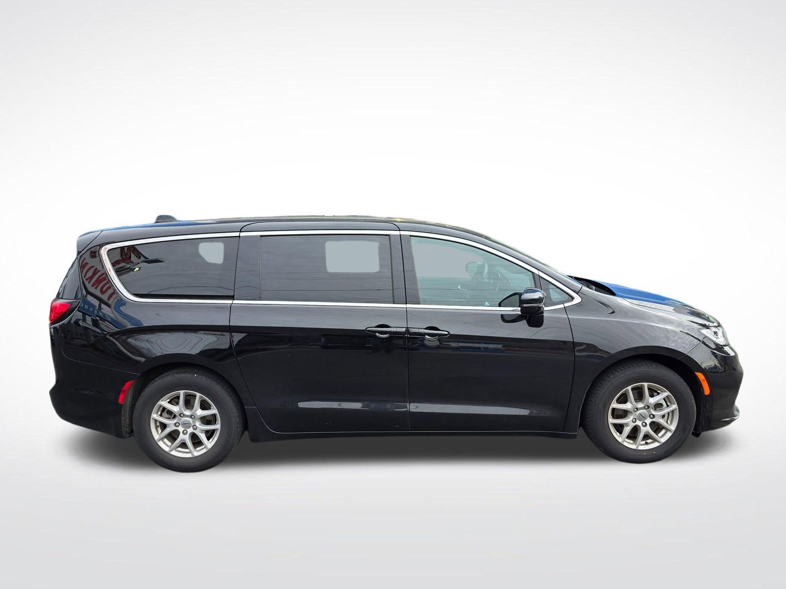 Used 2025 Chrysler Pacifica Select image 4