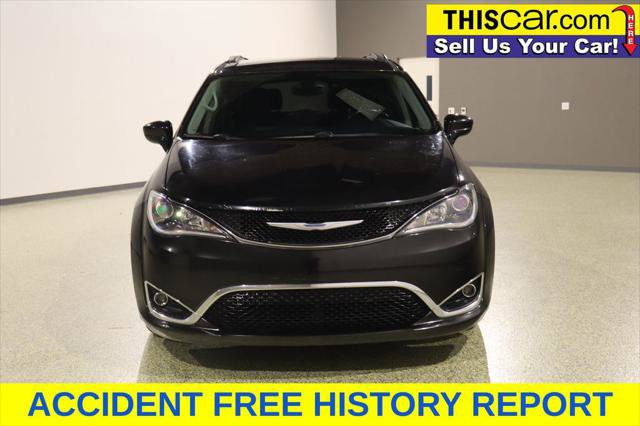 Used 2017 Chrysler Pacifica Touring-L FWD image 2