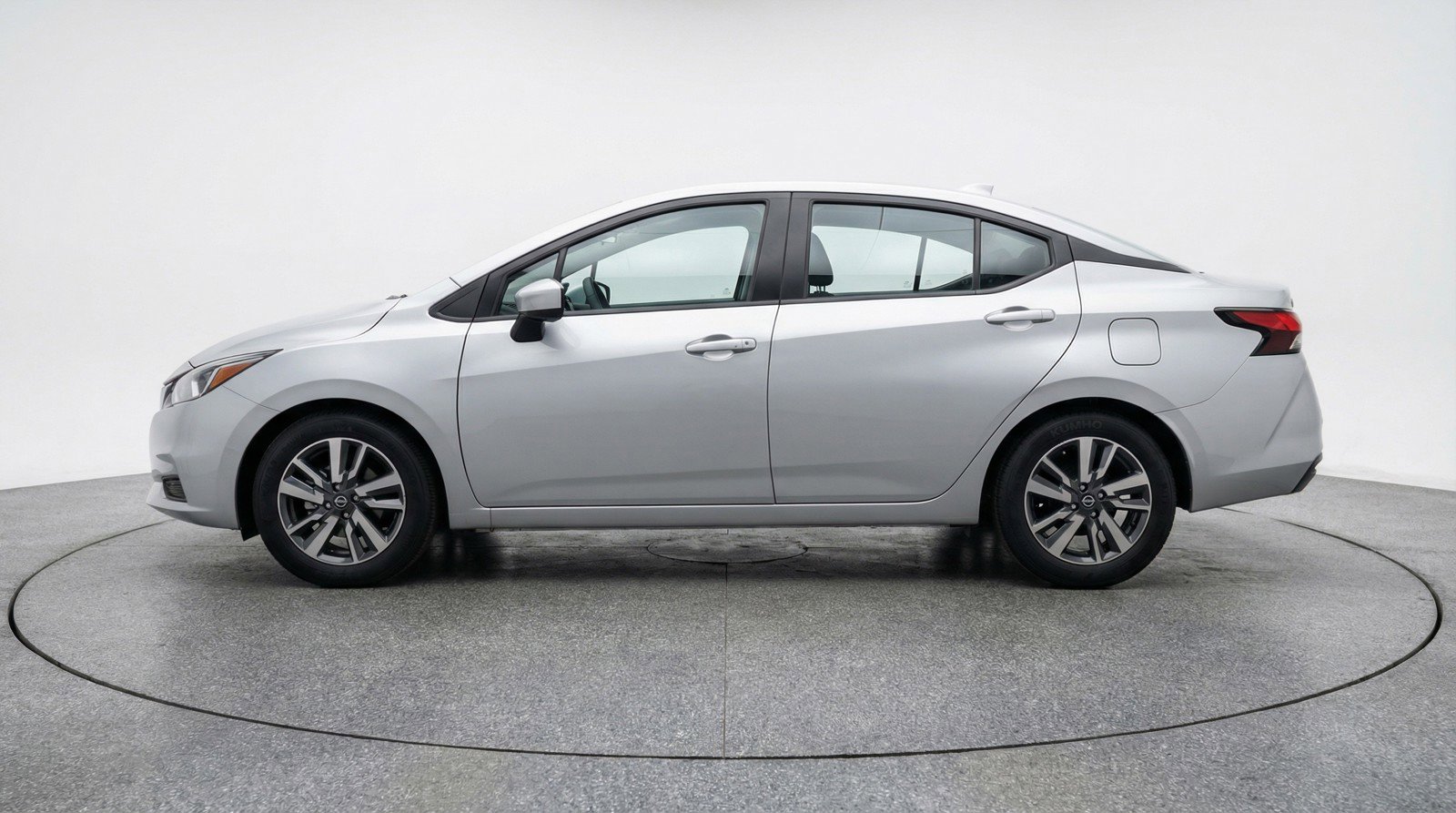 Used 2025 Nissan Versa SV image 5