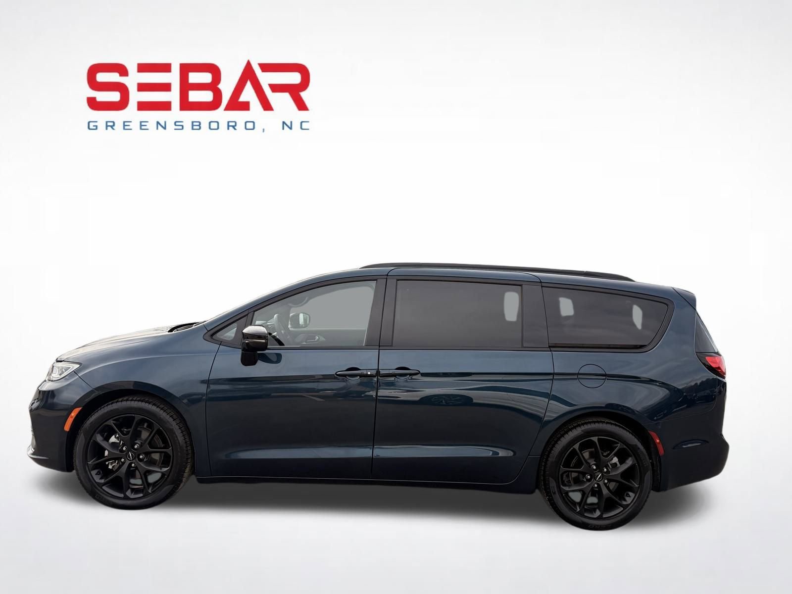 Used 2025 Chrysler Pacifica Limited image 9