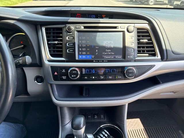 Used 2019 Toyota Highlander XLE AWD/4WD image 29