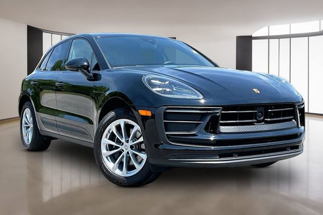 Used 2025 Porsche Macan AWD/4WD image 3