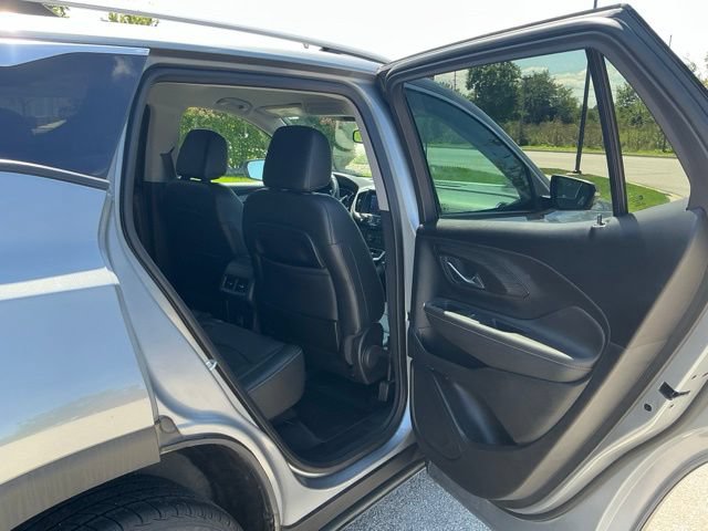 Used 2023 GMC Terrain SLT w/ Infotainment Package II FWD image 18