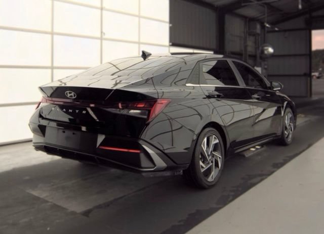 Used 2025 Hyundai Elantra SEL FWD image 4