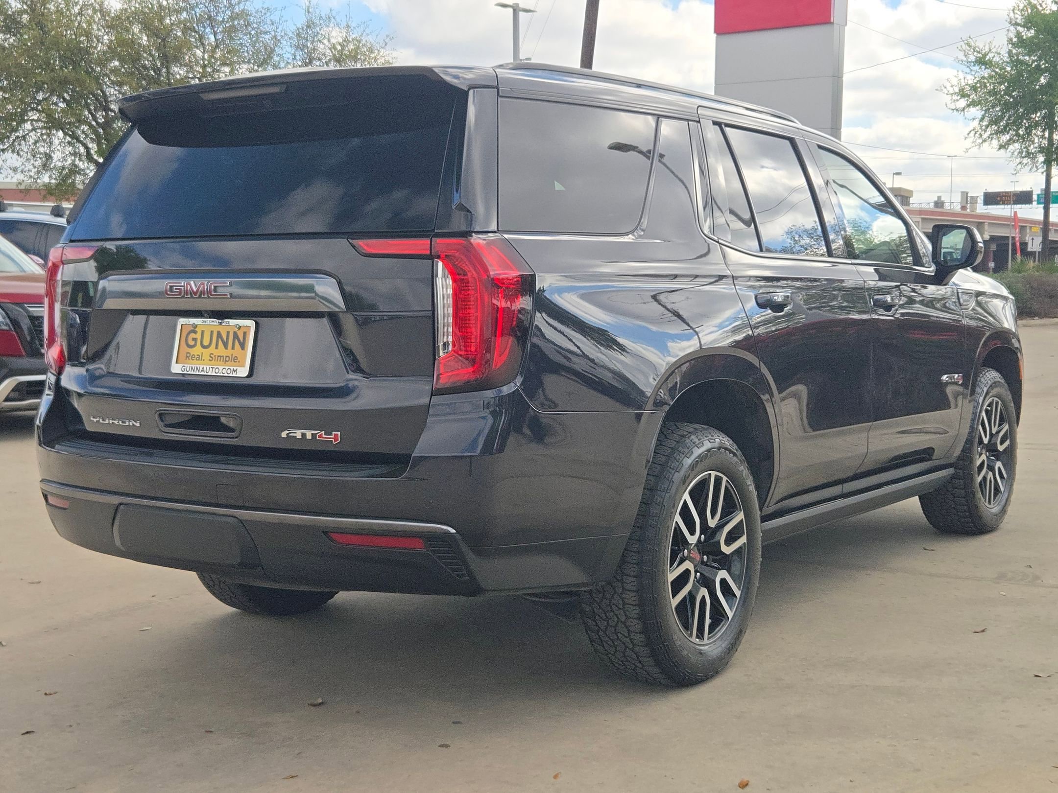 Used 2023 GMC Yukon AT4 image 3