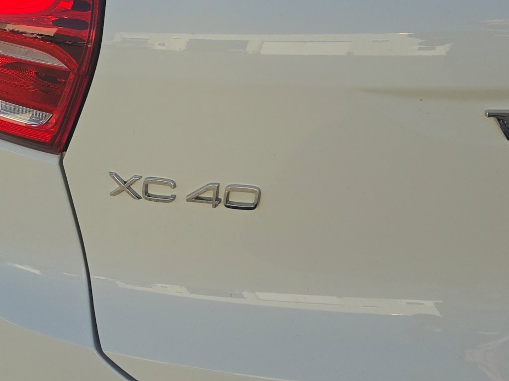 Used 2020 Volvo XC40 T4 Momentum FWD image 9