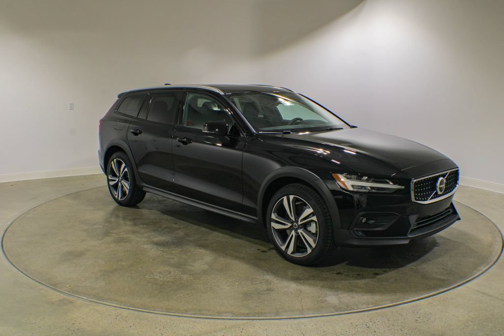 New 2026 Volvo V60 B5 Cross Country Plus w/ Climate Package AWD/4WD image 7