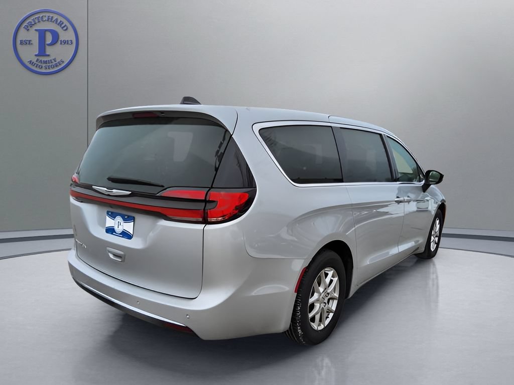 Used 2024 Chrysler Pacifica Touring-L FWD image 7