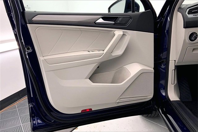 Used 2023 Volkswagen Tiguan SE w/ Panoramic Sunroof Package image 23