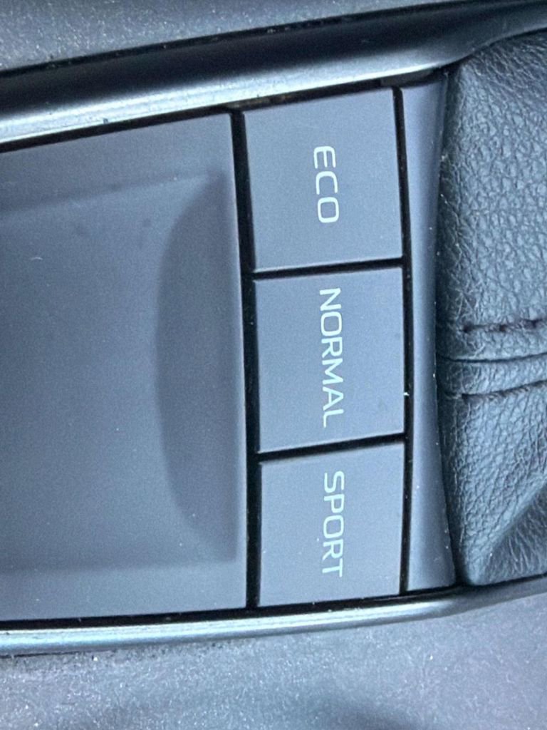 Used 2022 Toyota Camry SE FWD image 16