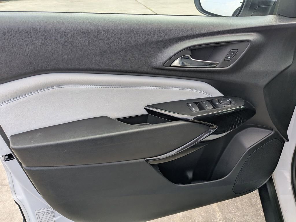 Used 2025 Chevrolet Trax LT w/ LT Convenience Package image 11