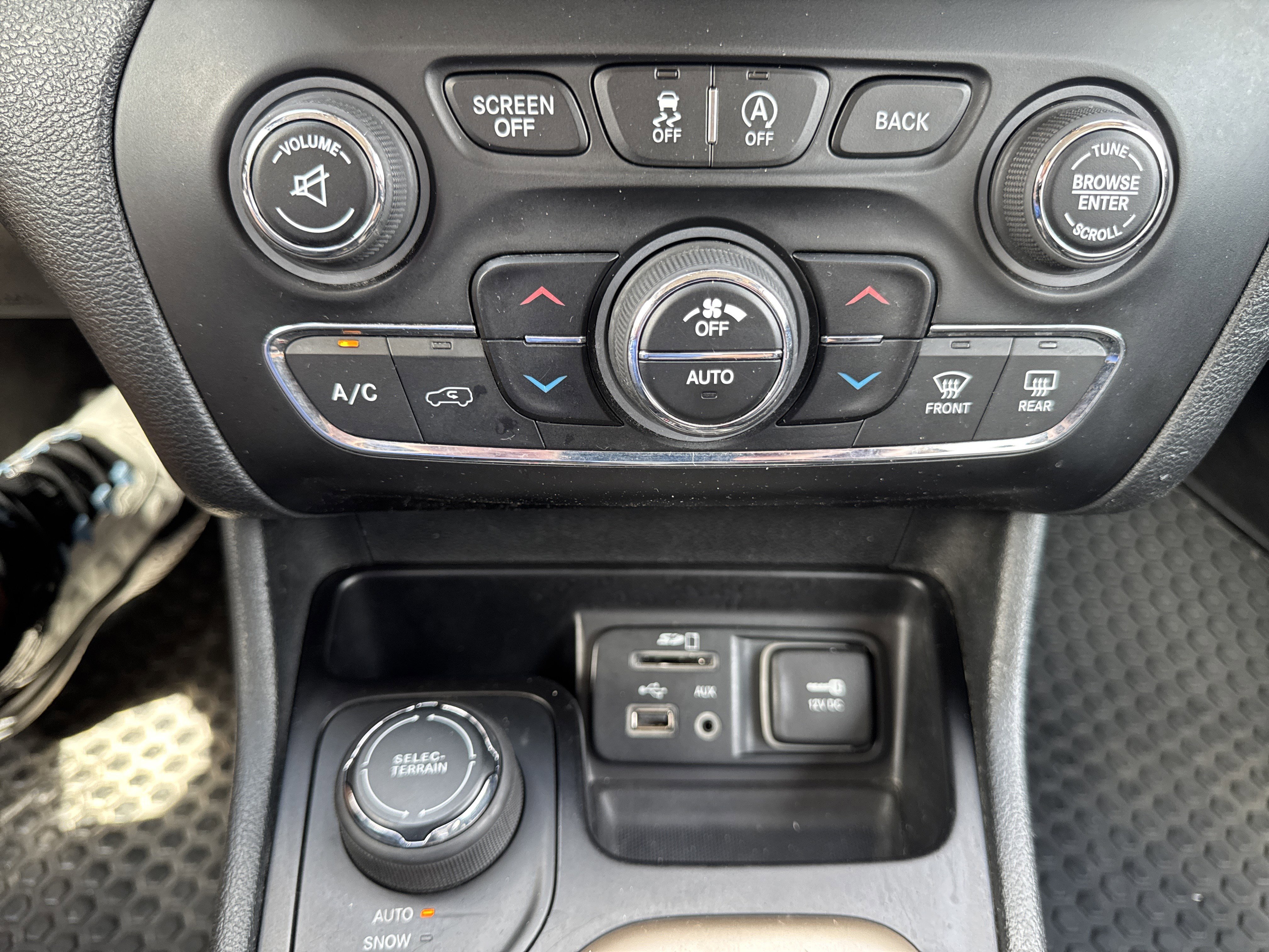 Used 2015 Jeep Cherokee Limited w/ Luxury Group AWD/4WD image 21