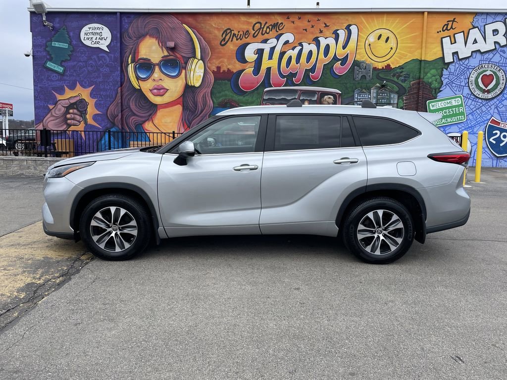Used 2023 Toyota Highlander XLE image 2