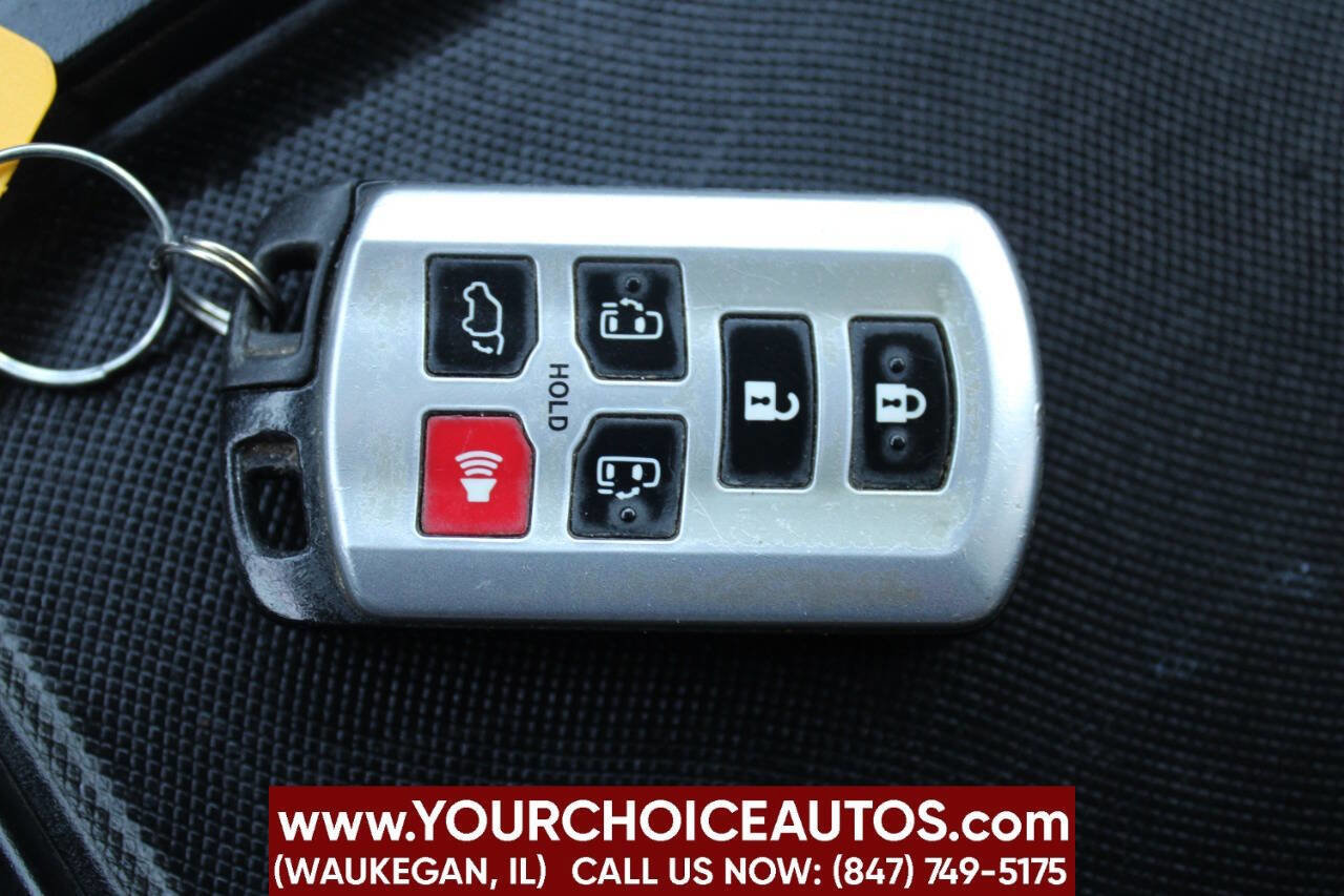 Used 2018 Toyota Sienna XLE w/ XLE Navigation Package FWD image 33