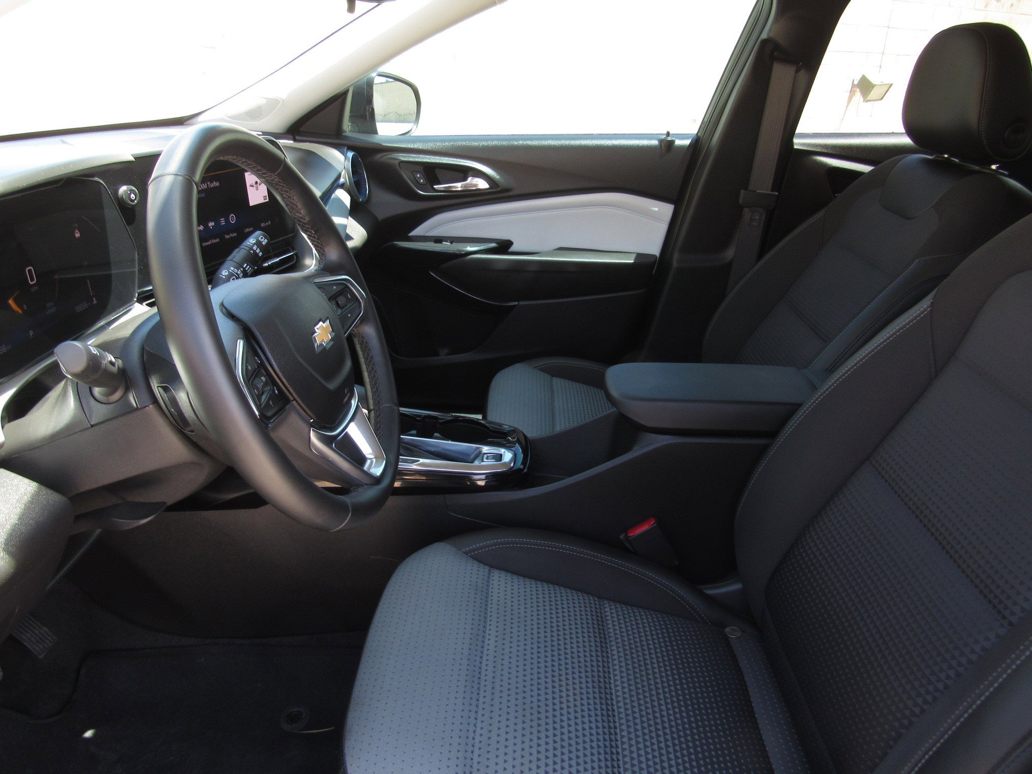 Used 2025 Chevrolet Trax LT w/ LT Convenience Package FWD image 14