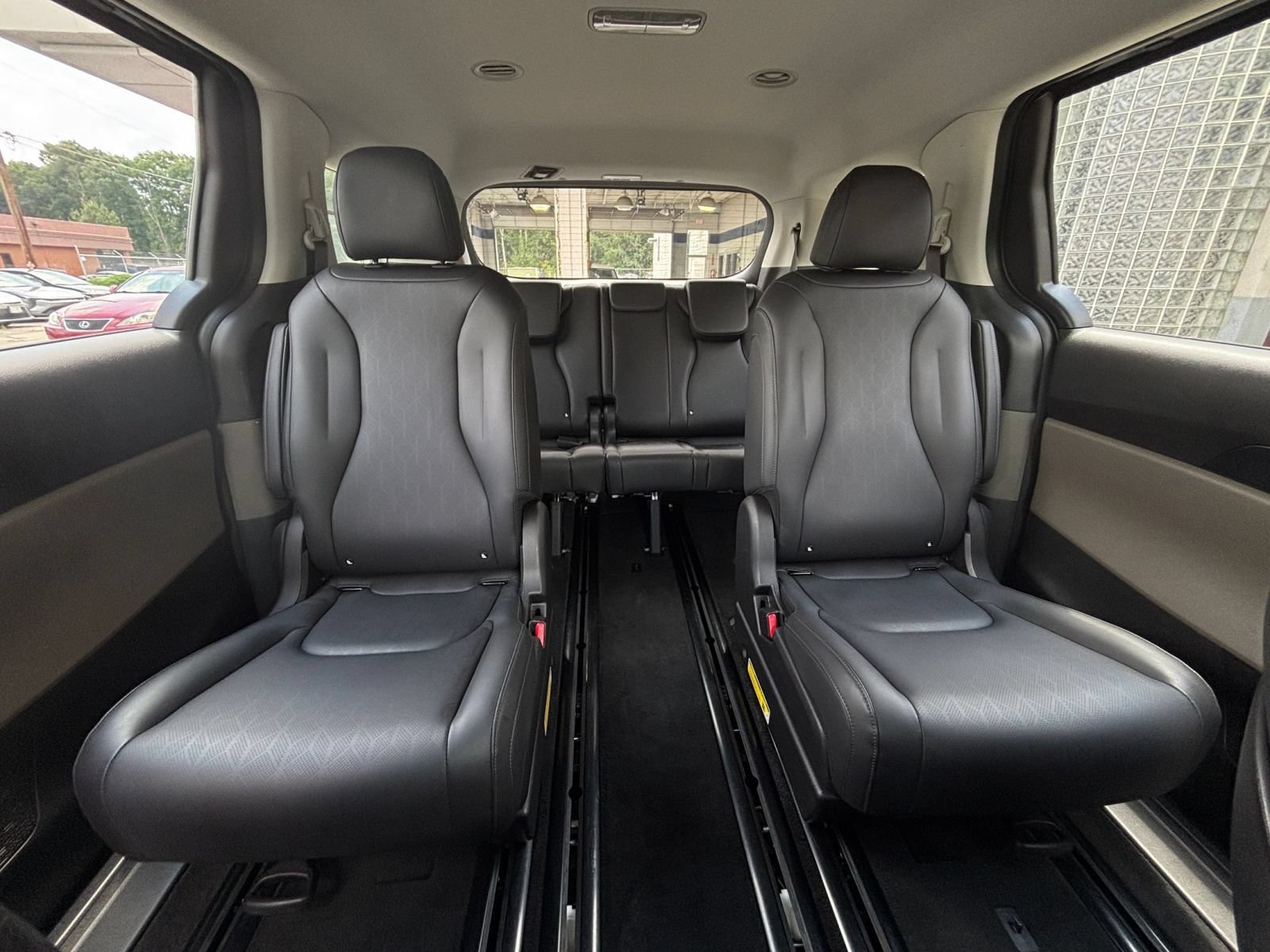 Used 2026 Kia Carnival FWD image 40