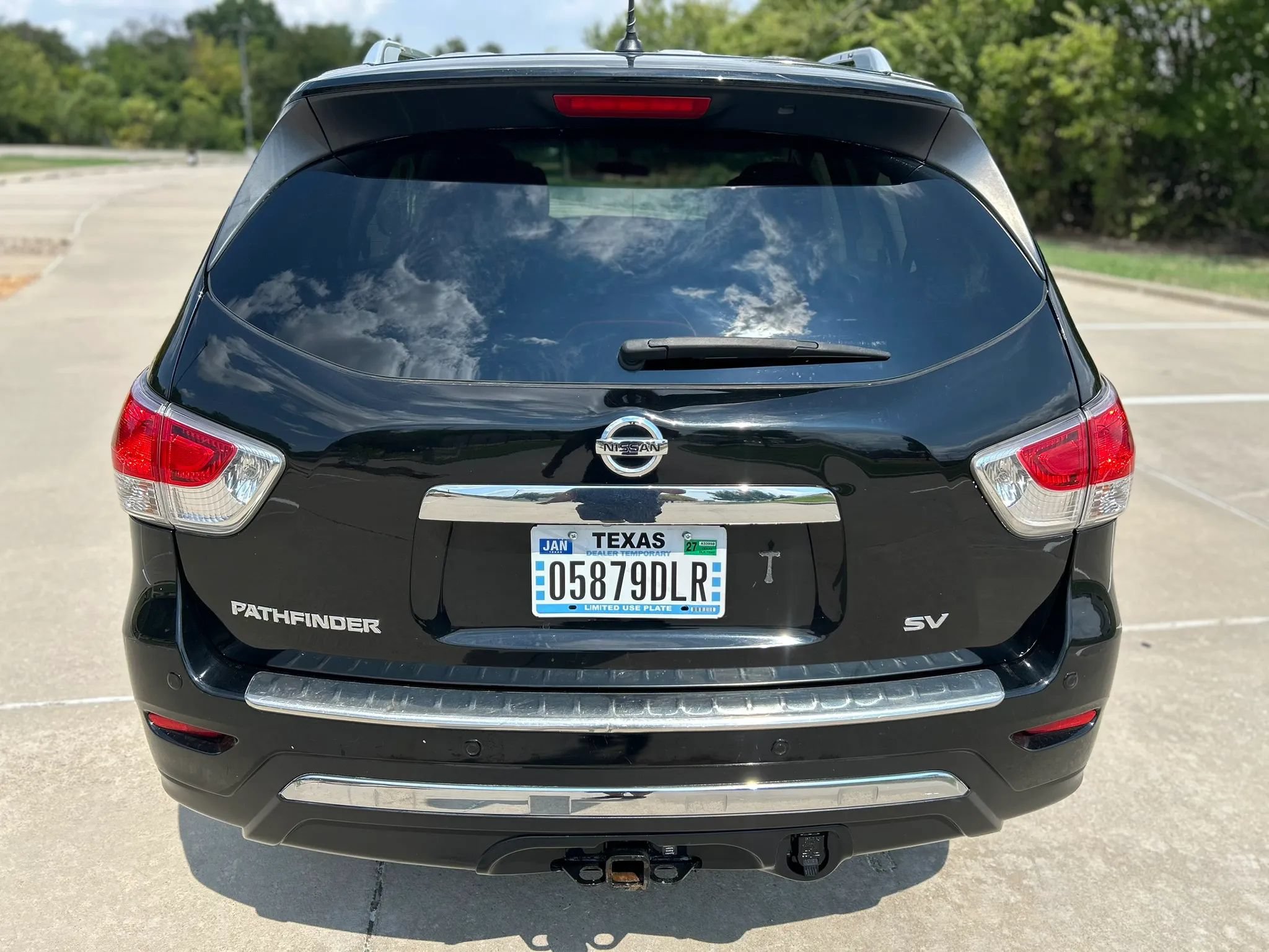 Used 2014 Nissan Pathfinder SV w/ Trailer Tow Package FWD image 7