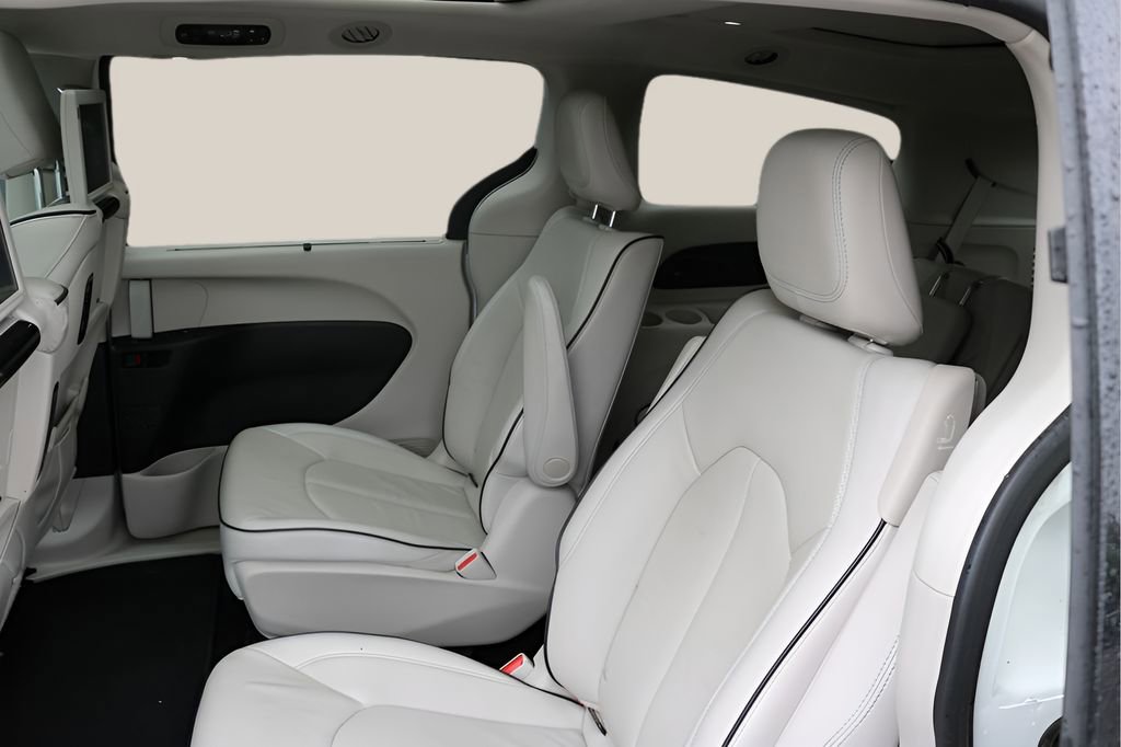 Used 2018 Chrysler Pacifica Limited w/ Advanced Safetytec Group FWD image 17