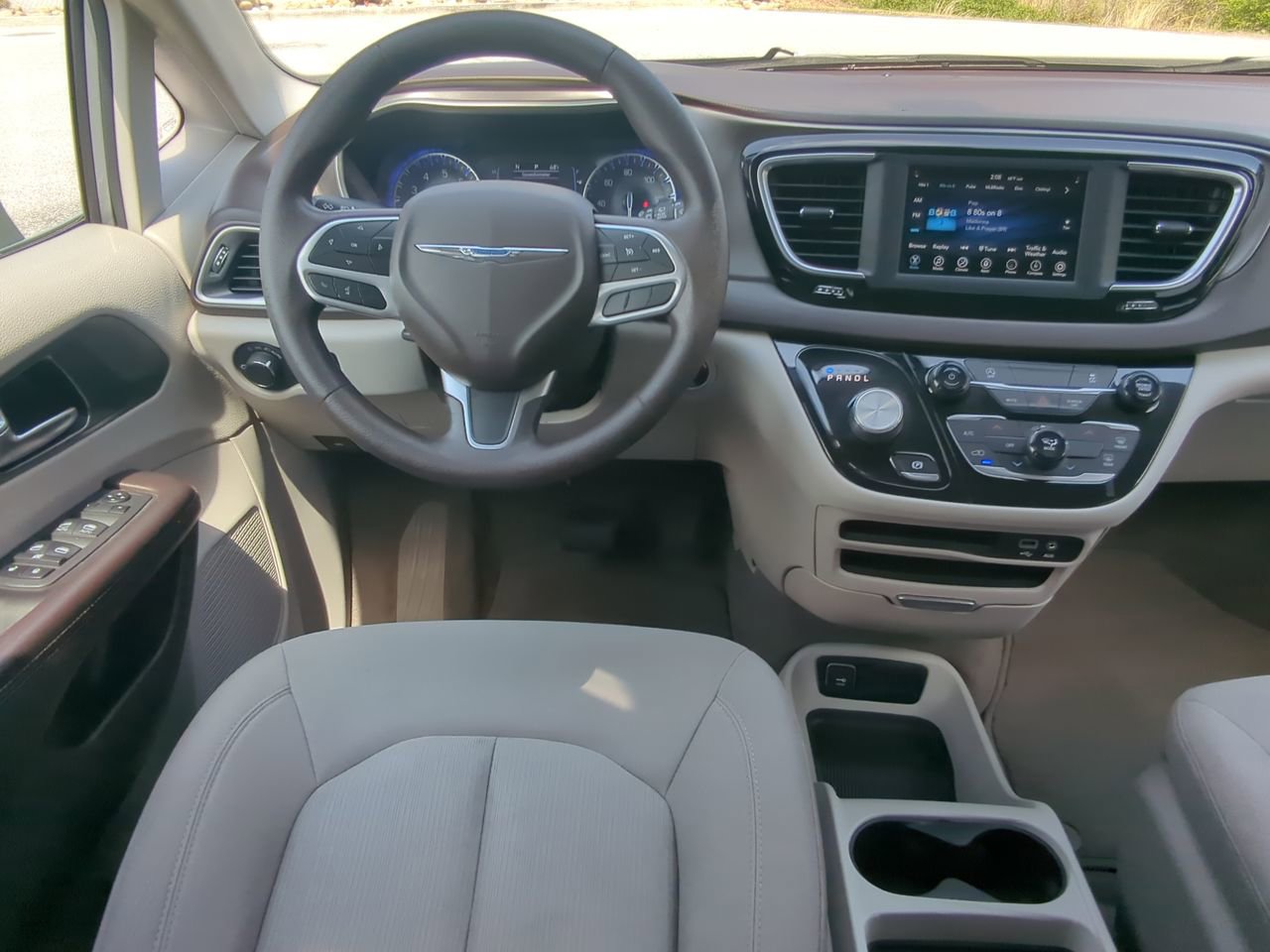 Certified 2020 Chrysler Voyager LX image 14