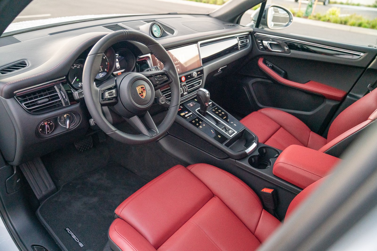 Certified 2026 Porsche Macan Turbo AWD/4WD image 4