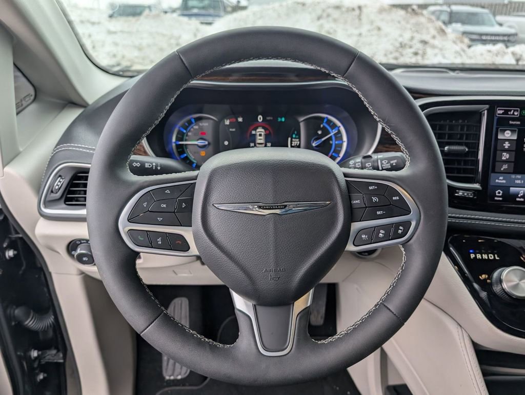 Used 2023 Chrysler Pacifica Touring-L image 26