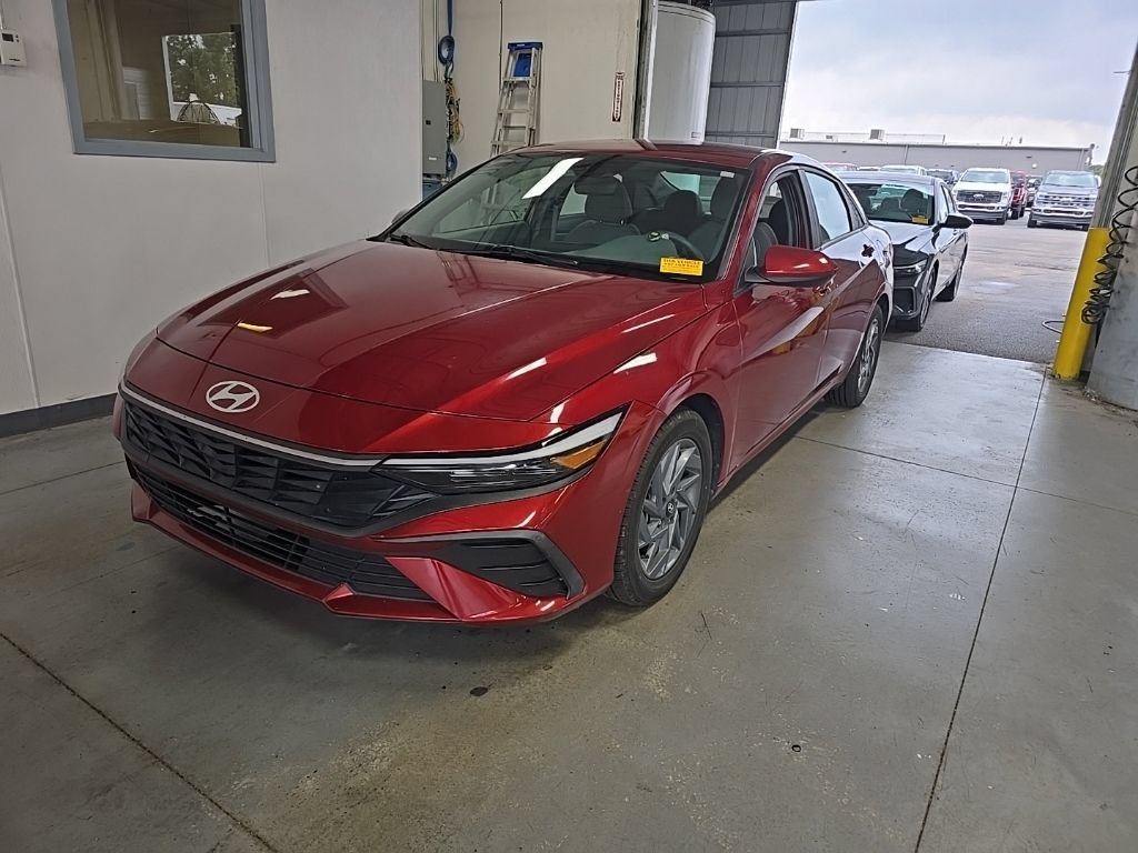 Used 2024 Hyundai Elantra SEL FWD image 2