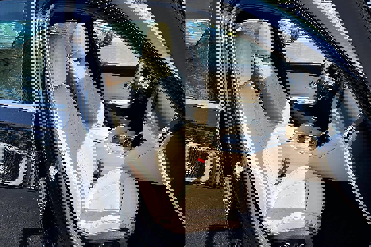 Certified 2025 BMW 330i Sedan w/ Convenience Package image 9