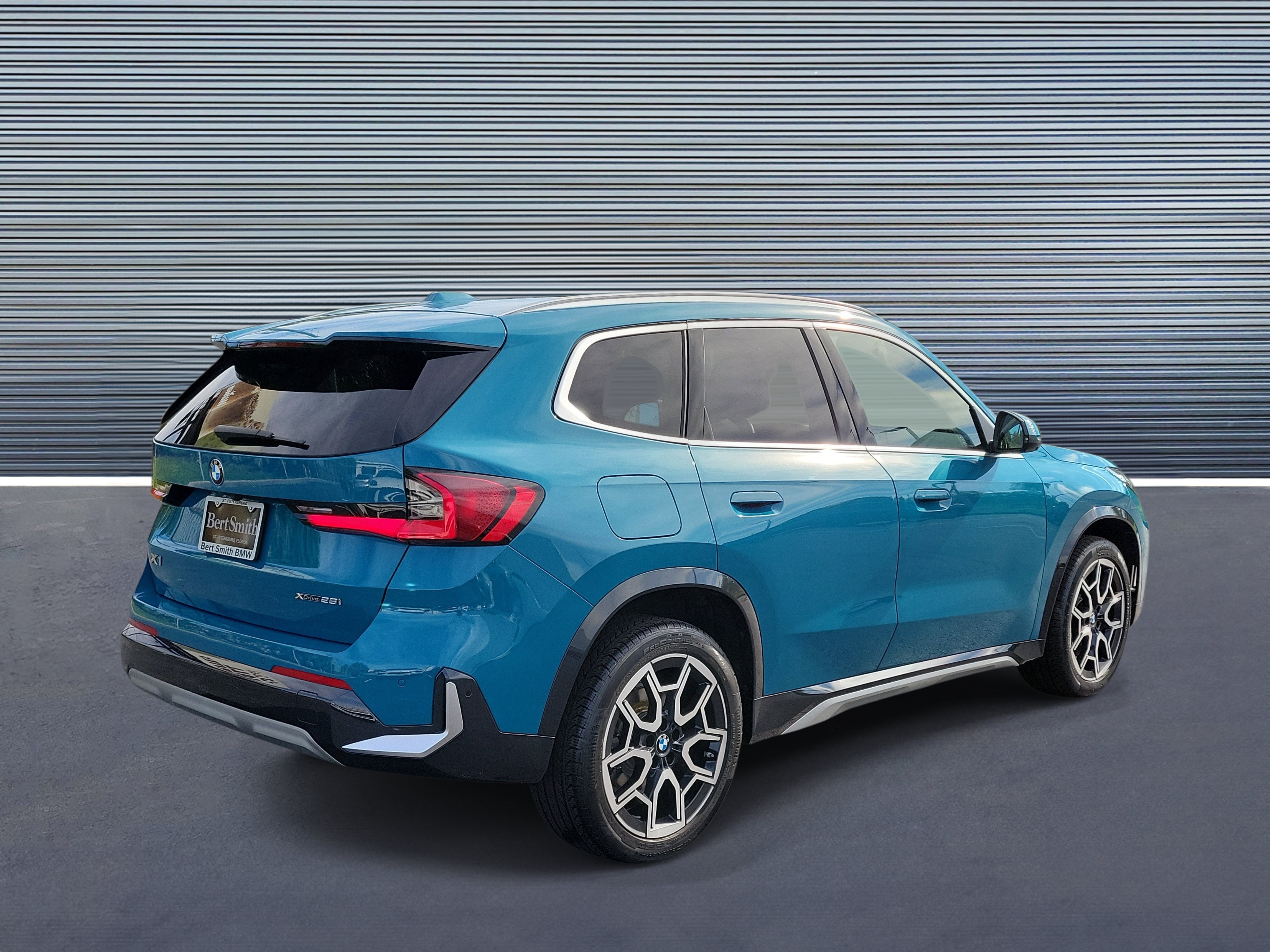 Used 2025 BMW X1 xDrive28i AWD/4WD image 3