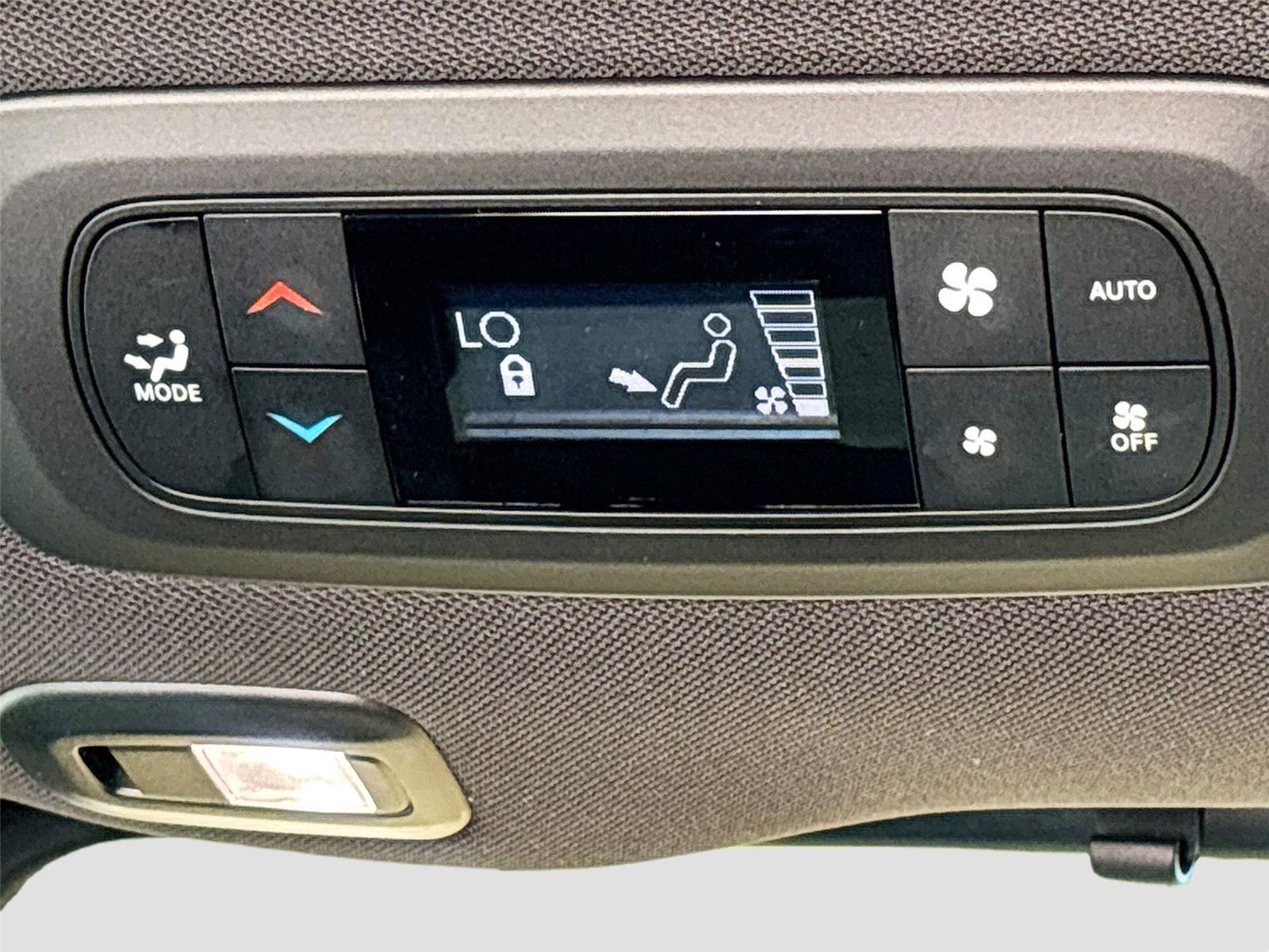 Used 2026 Chrysler Pacifica Limited FWD image 27