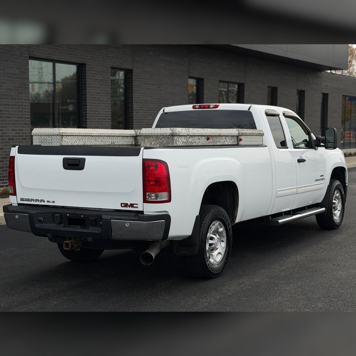 Used 2008 GMC Sierra 2500 SLE w/ Z71 Off-Road Package image 2