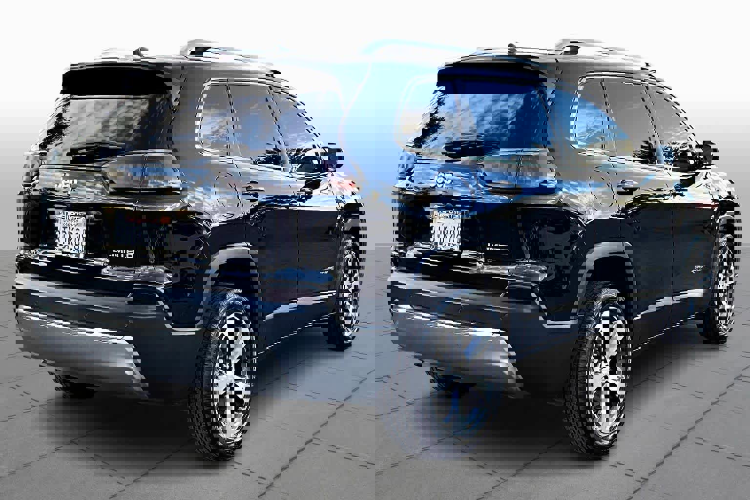 Used 2019 Jeep Cherokee Limited image 12