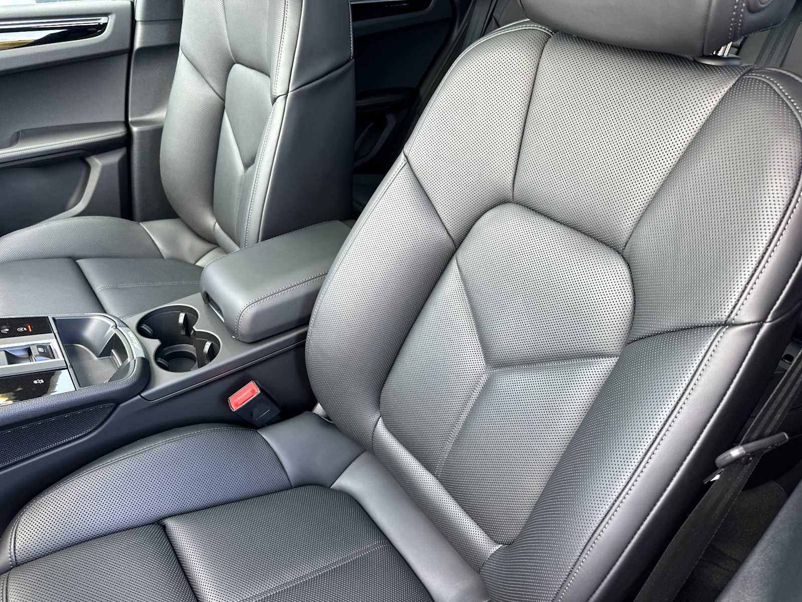 New 2025 Porsche Macan AWD/4WD image 5