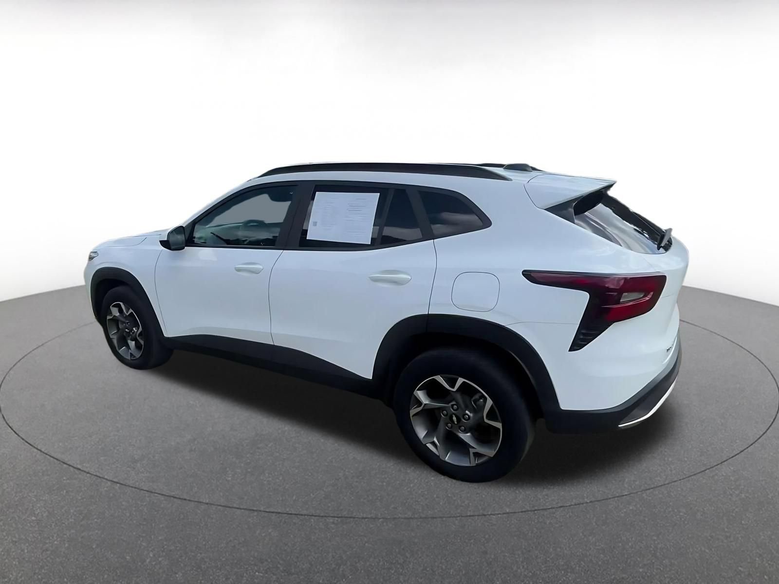Used 2025 Chevrolet Trax LT FWD image 9