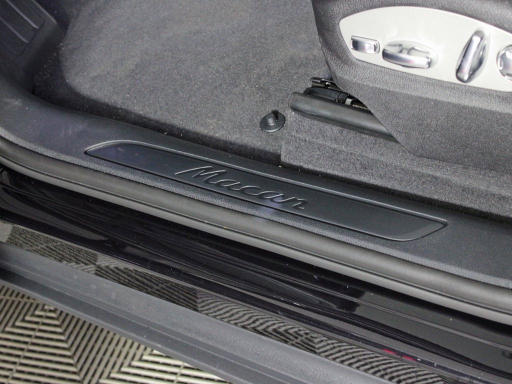 Used 2025 Porsche Macan image 18