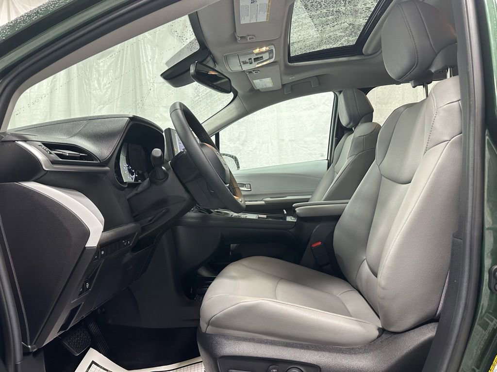Used 2025 Toyota Sienna XLE image 14