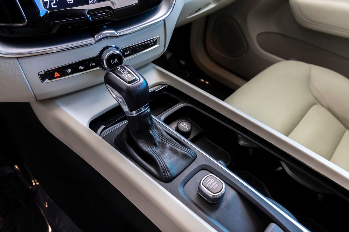 Used 2018 Volvo XC60 T5 Momentum w/ Vision Package image 17