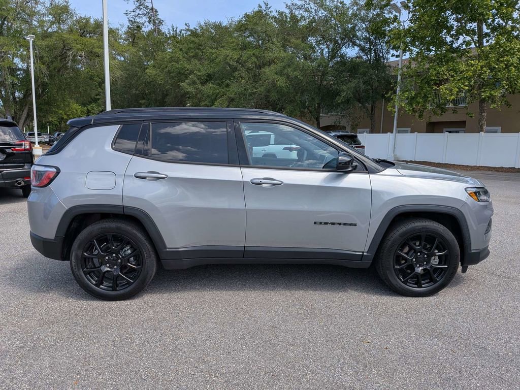 Used 2022 Jeep Compass Latitude FWD image 1