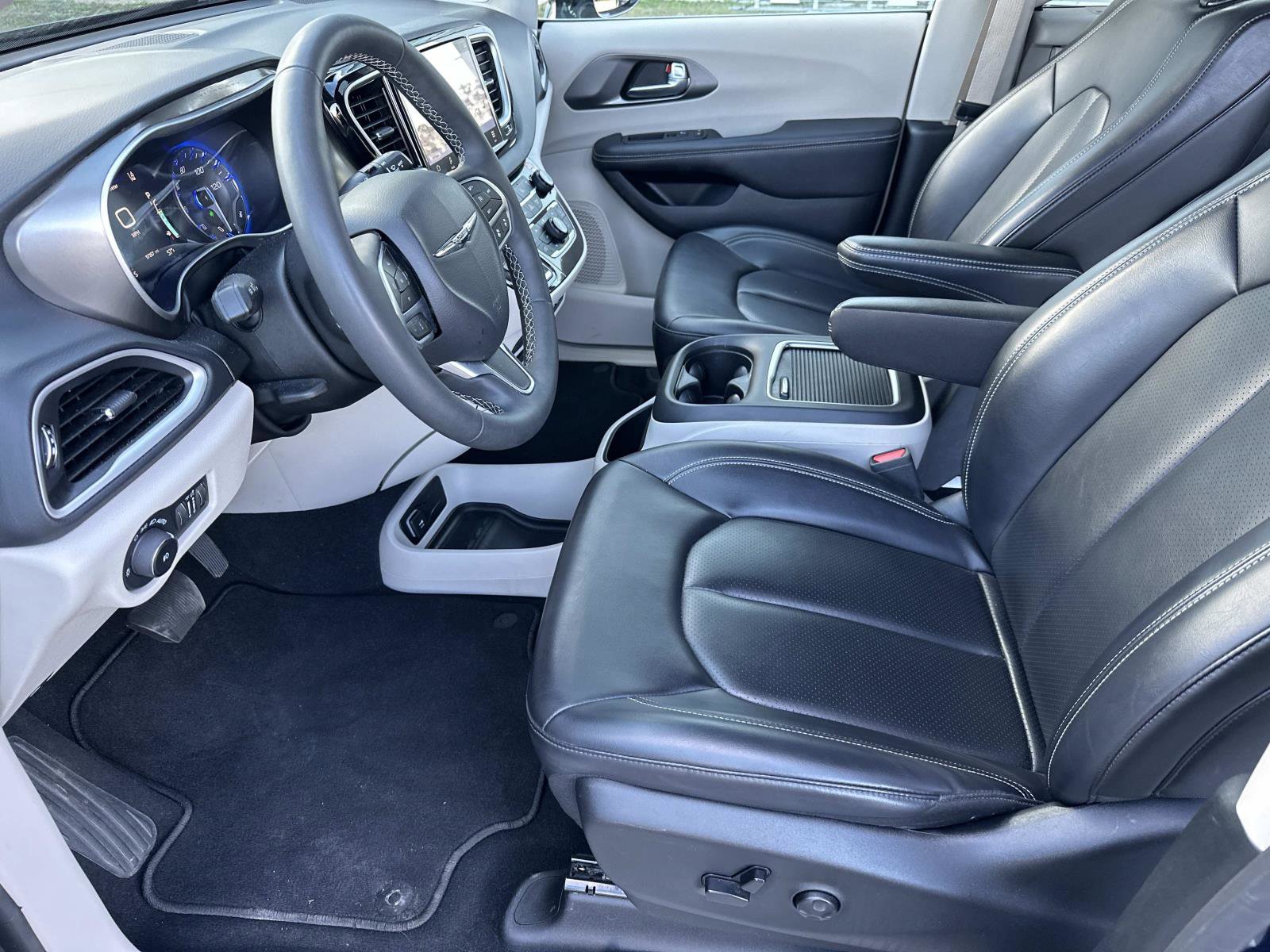 Used 2024 Chrysler Pacifica Touring-L FWD image 17