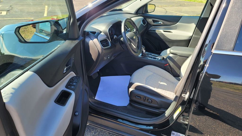 Used 2023 Chevrolet Equinox LT w/ Driver Convenience Package image 18