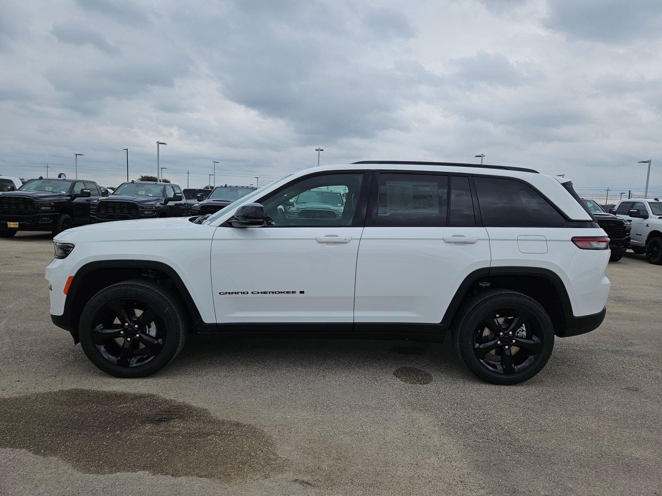 New 2025 Jeep Grand Cherokee Altitude image 6