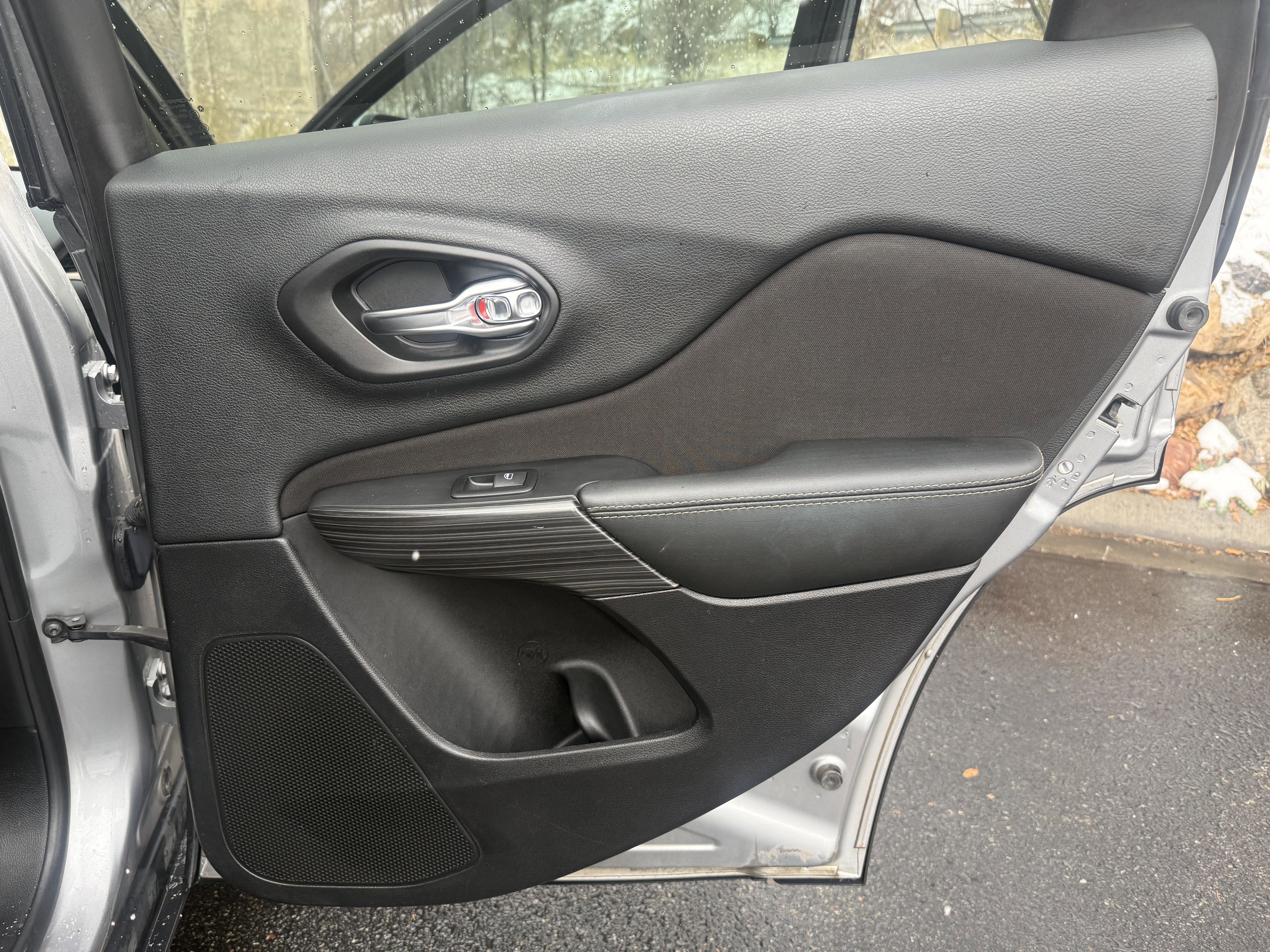 Used 2017 Jeep Cherokee Latitude w/ Cold Weather Group image 41