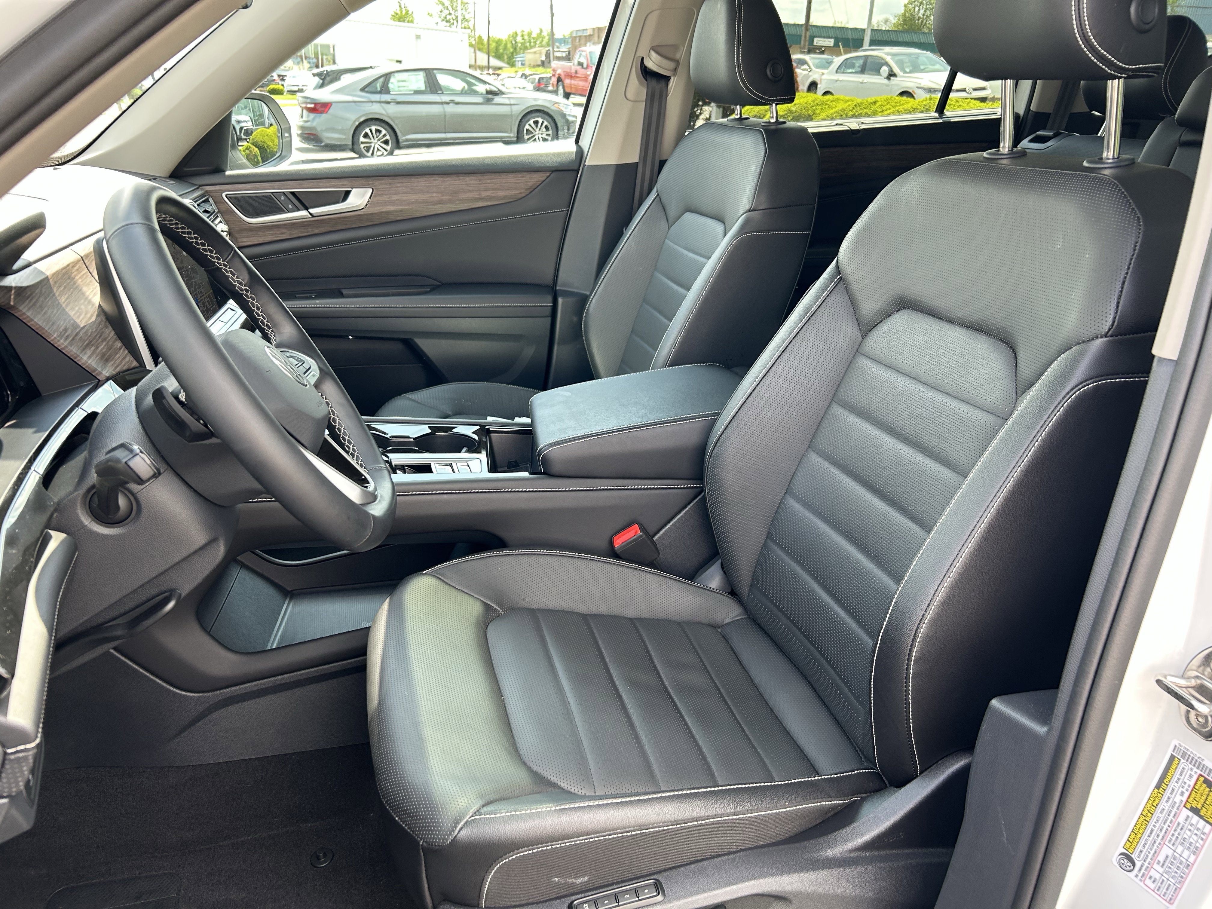 Used 2025 Volkswagen Atlas SEL AWD/4WD image 23