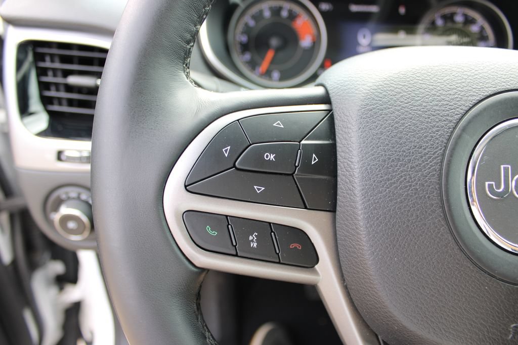Used 2019 Jeep Cherokee Limited w/ Luxury Group AWD/4WD image 16