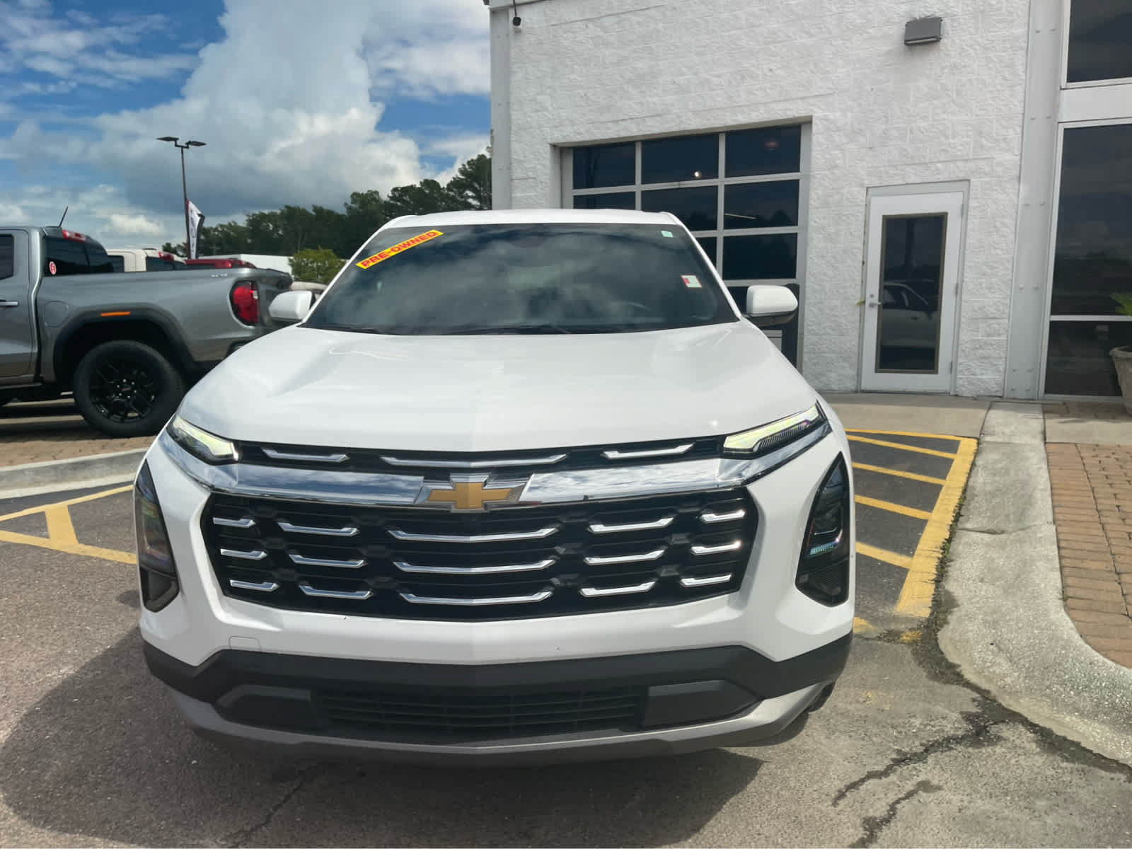 Used 2025 Chevrolet Equinox LT AWD/4WD image 2