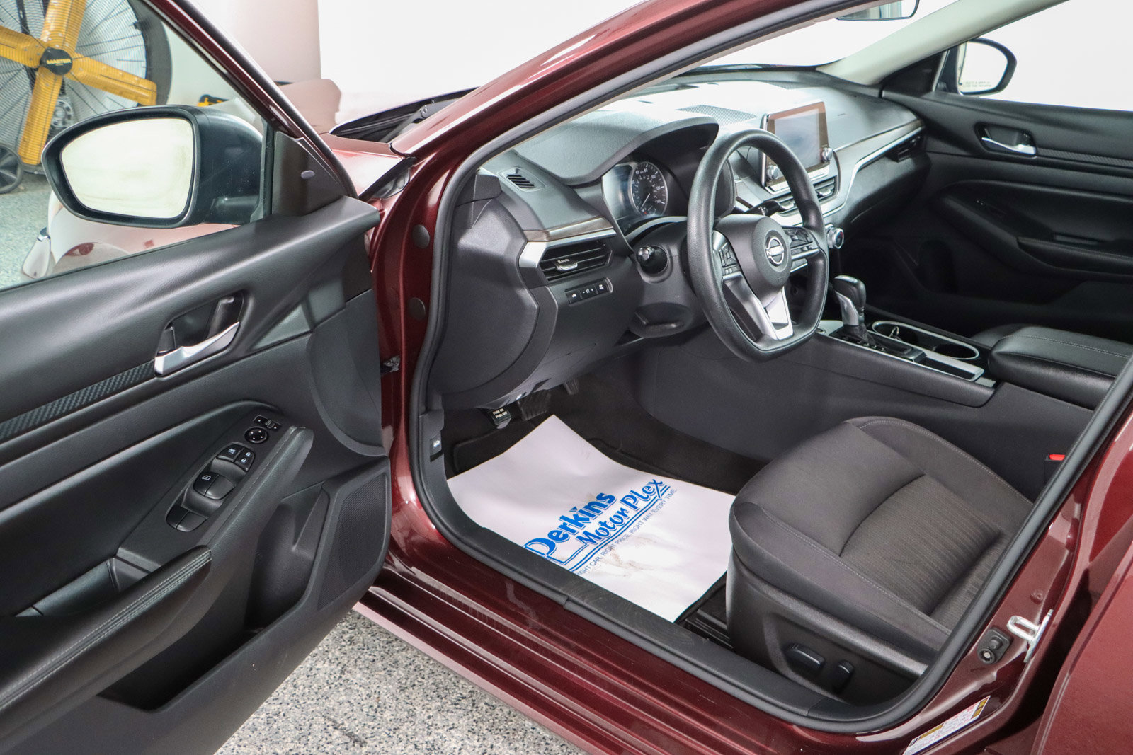 Used 2024 Nissan Altima 2.5 SV FWD image 3