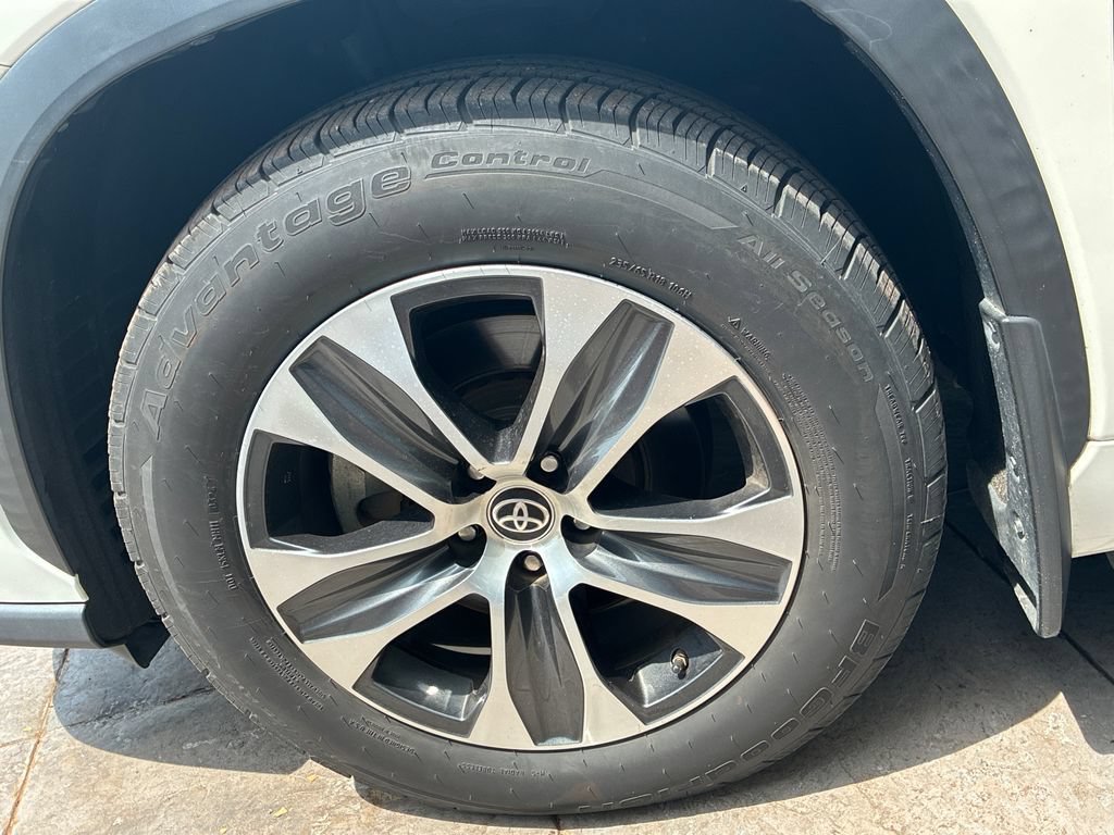 Used 2021 Toyota Highlander XLE AWD/4WD image 11